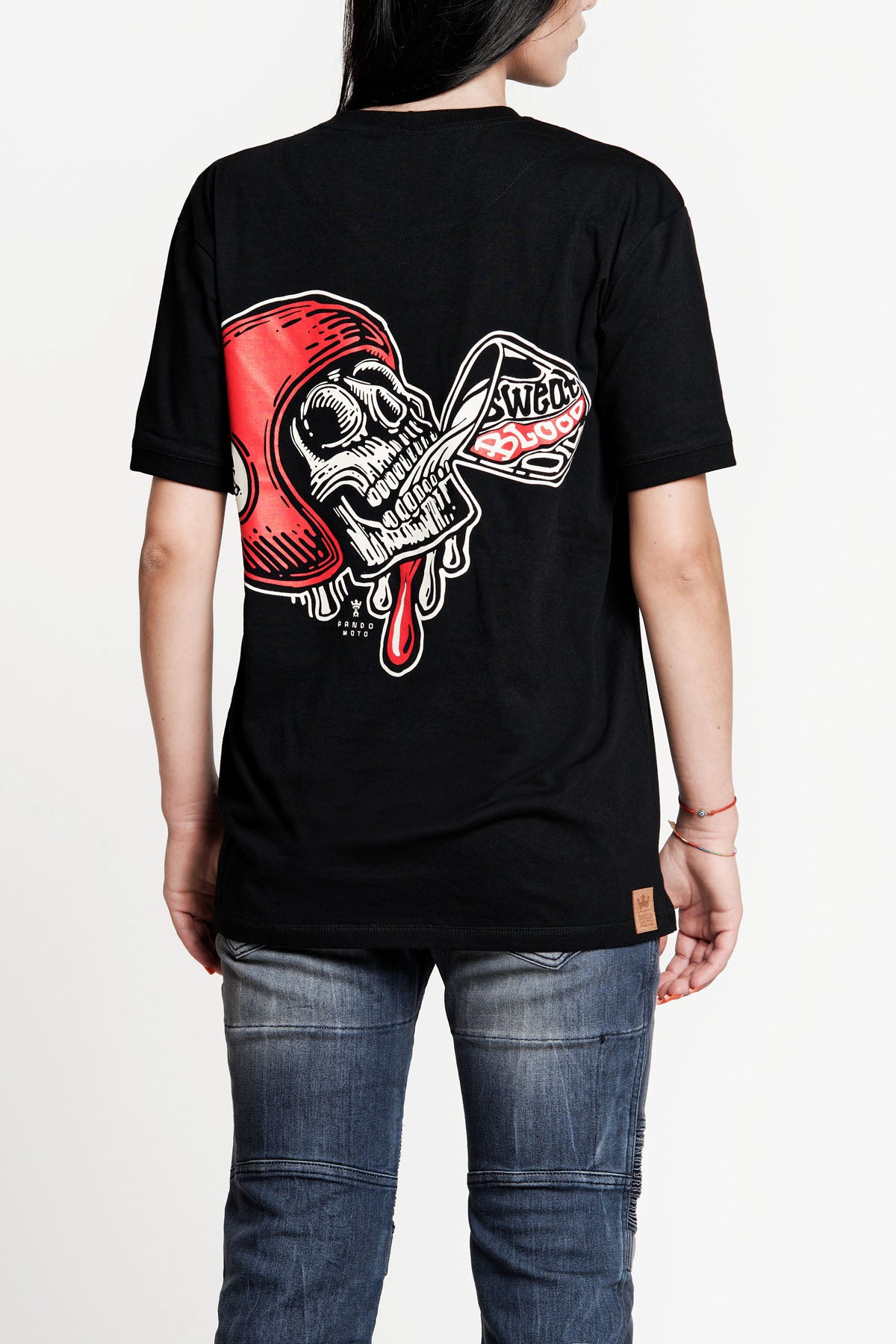 A woman wearing black Pando Moto women&#39;s motorcycle t-shirt with red scull motive