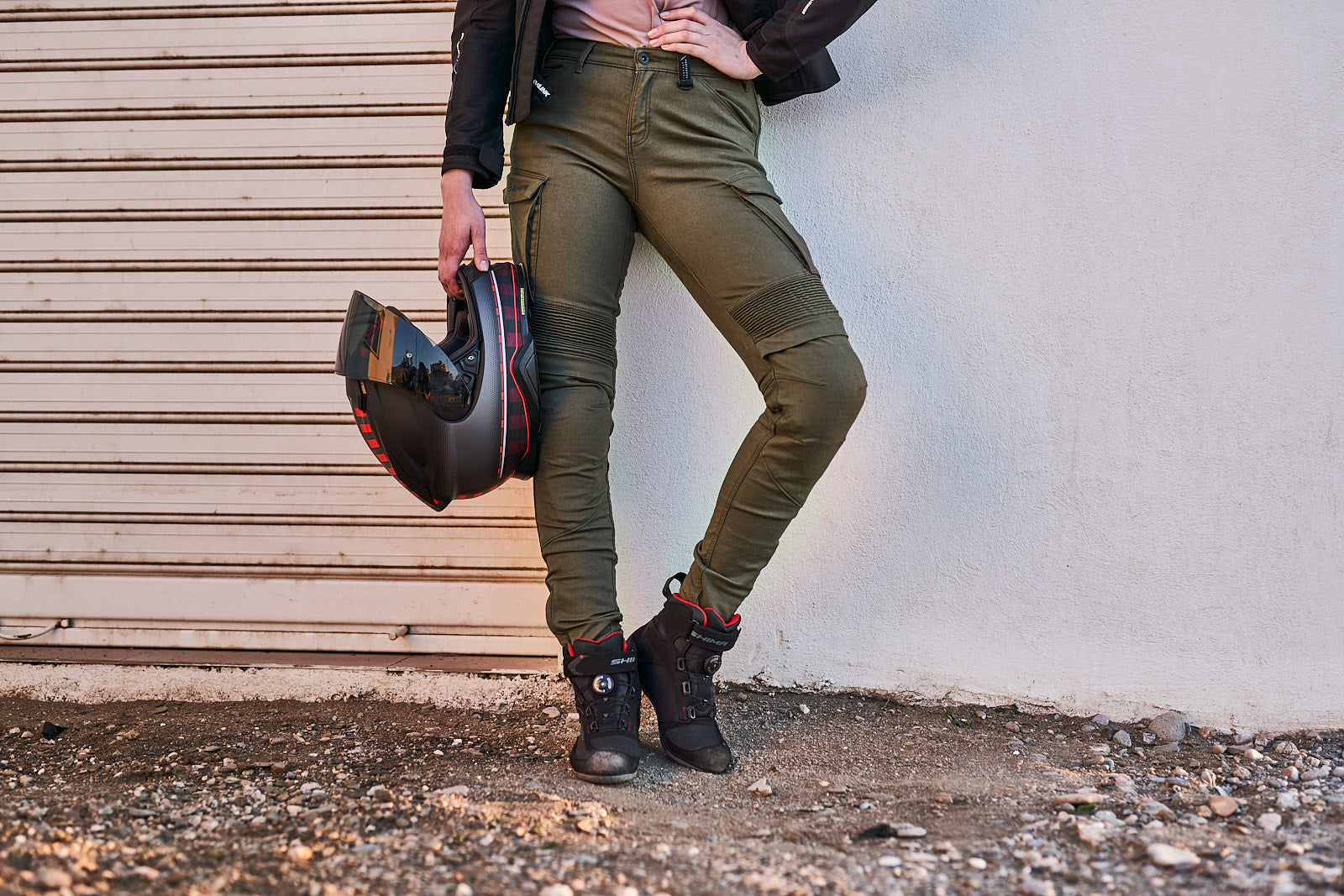 Woman legs wearing Khaki green women&#39;s motorcycle cargo pants GIRO from shima