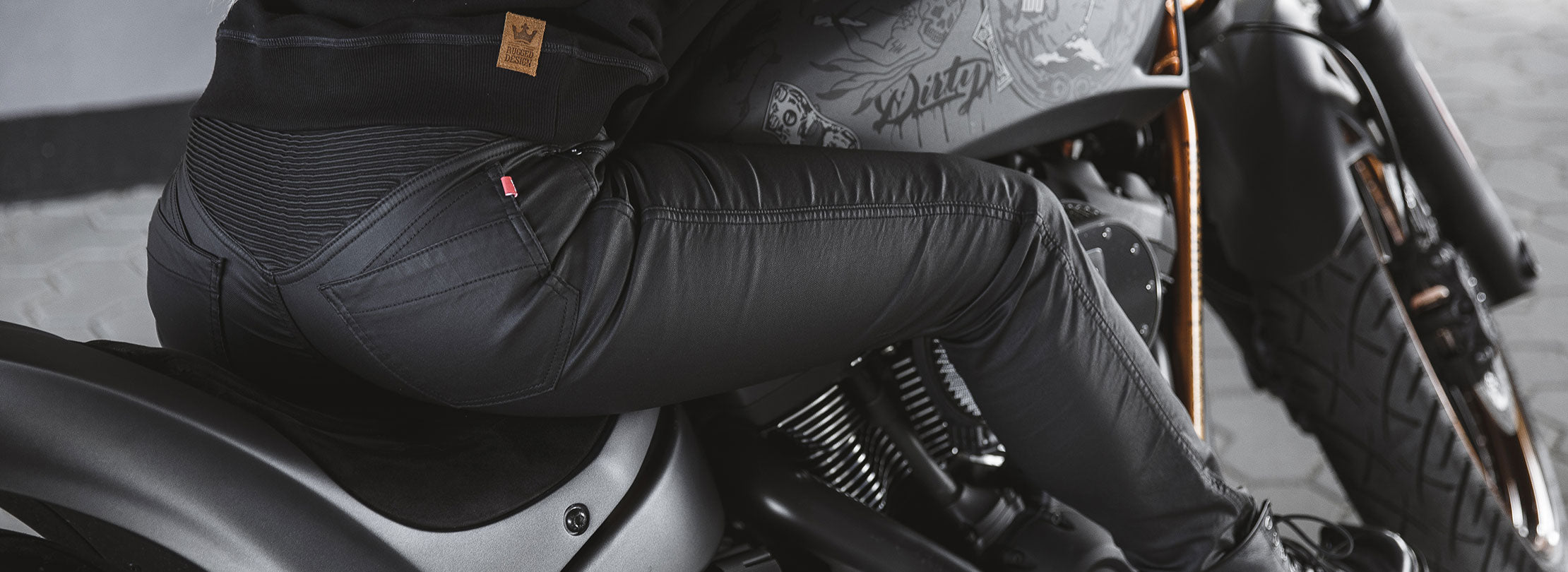 A woman on a motorcycle wearing women&#39;s black motorcycle jeans Lorica Kevlar from Pando Moto