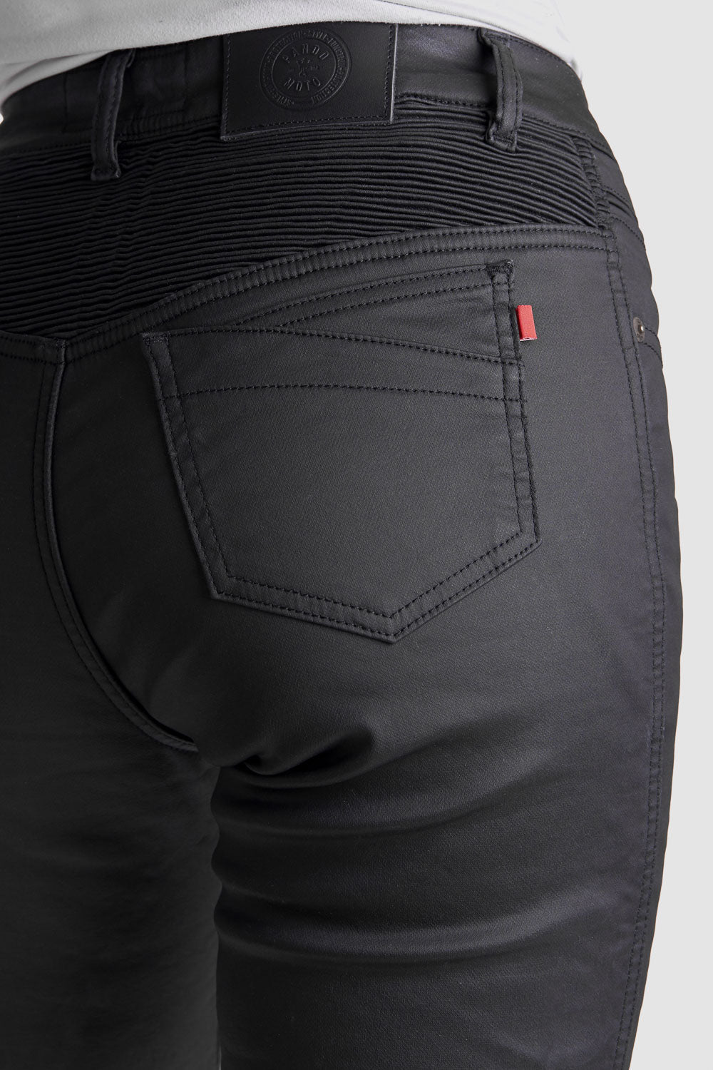 The bottom of a woman wearing women&#39;s black motorcycle jeans Lorica Kevlar from Pando Moto