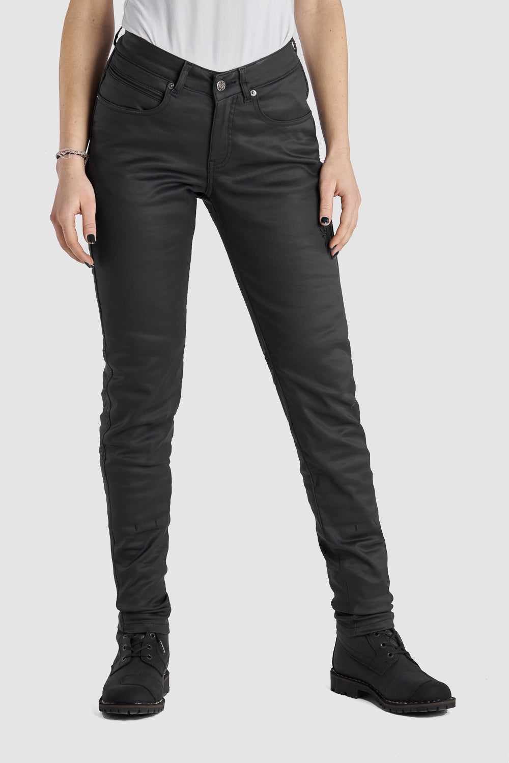 Woman wearing women&#39;s black motorcycle jeans Lorica Kevlar from Pando Moto