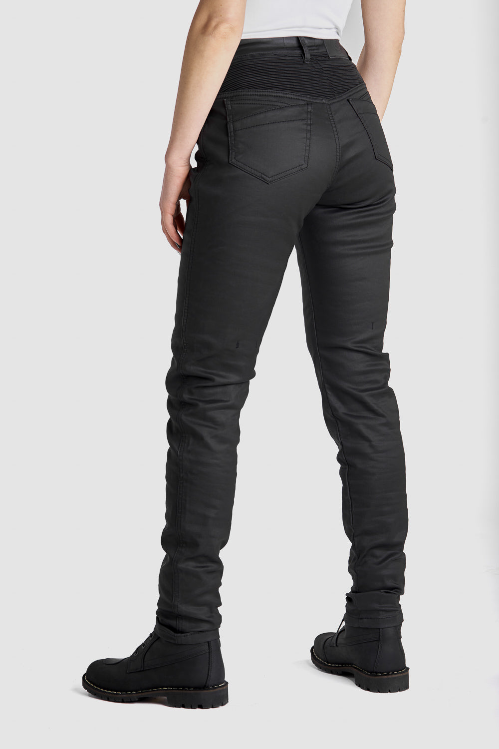 A back of a woman wearing women&#39;s black motorcycle jeans Lorica Kevlar from Pando Moto