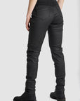A back of a woman wearing women's black motorcycle jeans Lorica Kevlar from Pando Moto