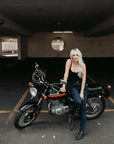 En kvinde på sin motorcykel iført sorte lady mc jeans