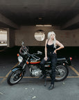 En kvinde på sin motorcykel iført sorte lady mc jeans