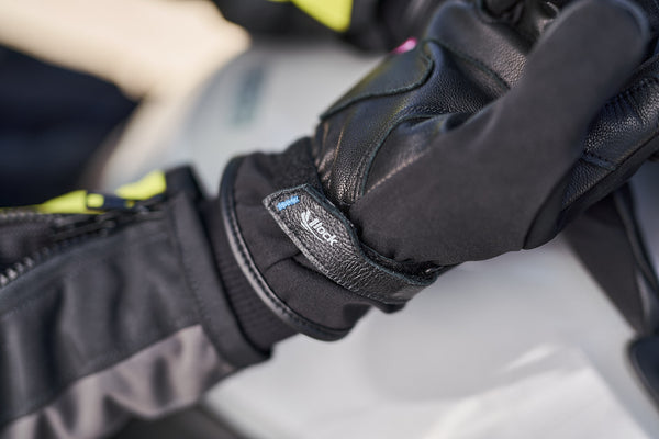 close up of the thumb of the Black women motorcycle gloves oslo waterproof from shima