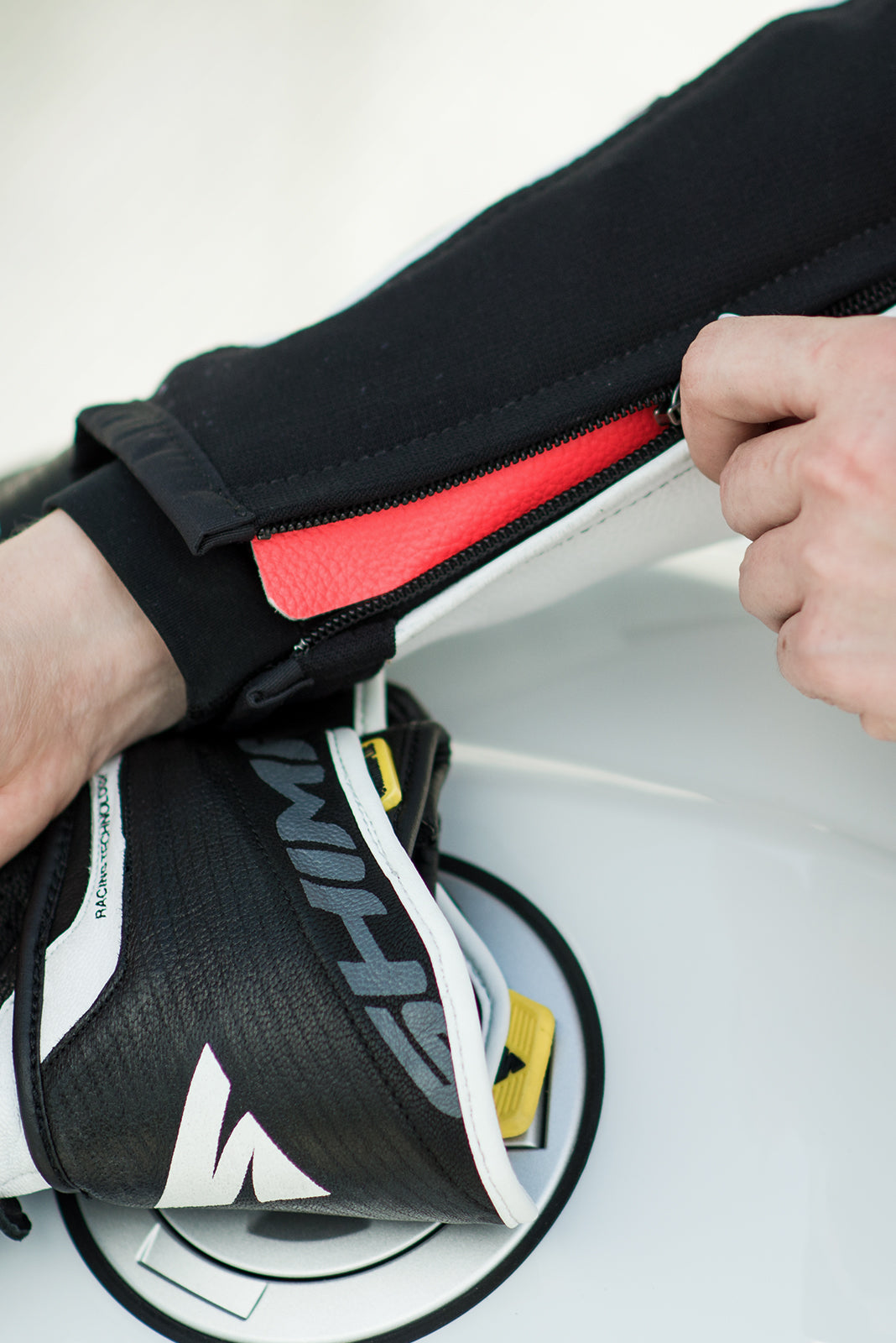 A close up of a zipper on Women&#39;s racing suit MIURA RS in black, white and fluo from Shima 