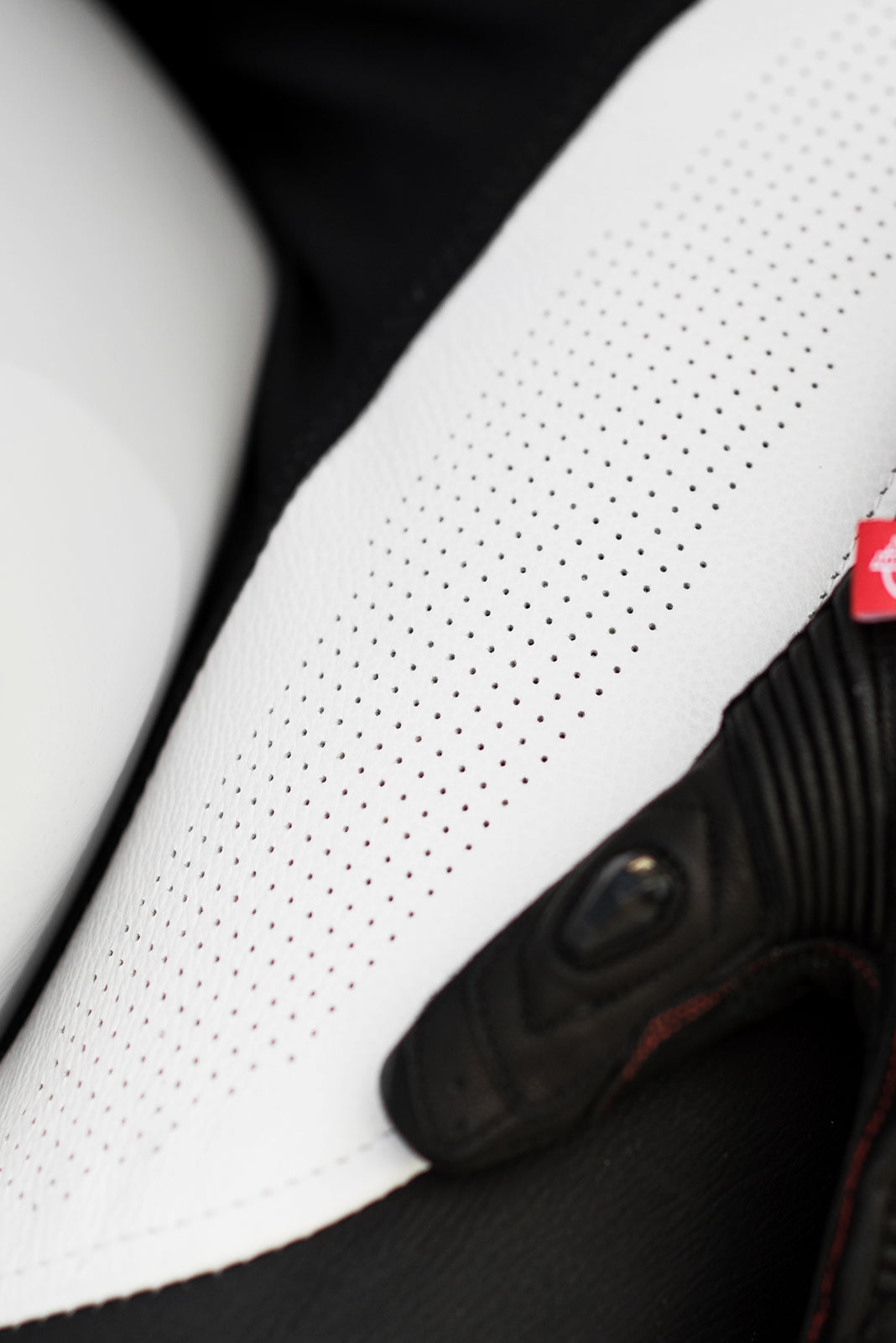 A close up of the material of Women&#39;s racing suit MIURA RS in black, white and fluo from Shima 