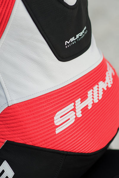 A close up of a woman's back wearing Women's racing suit MIURA RS in black, white and fluo from Shima 