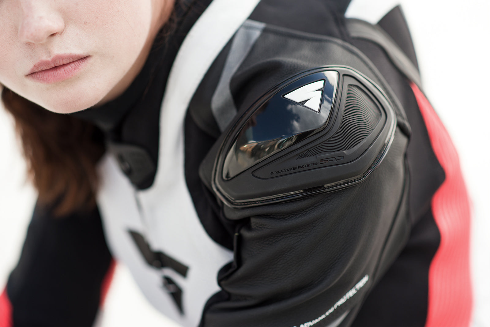 A close up of woman&#39;s shoulder wearing Women&#39;s racing suit MIURA RS in black, white and fluo from Shima 