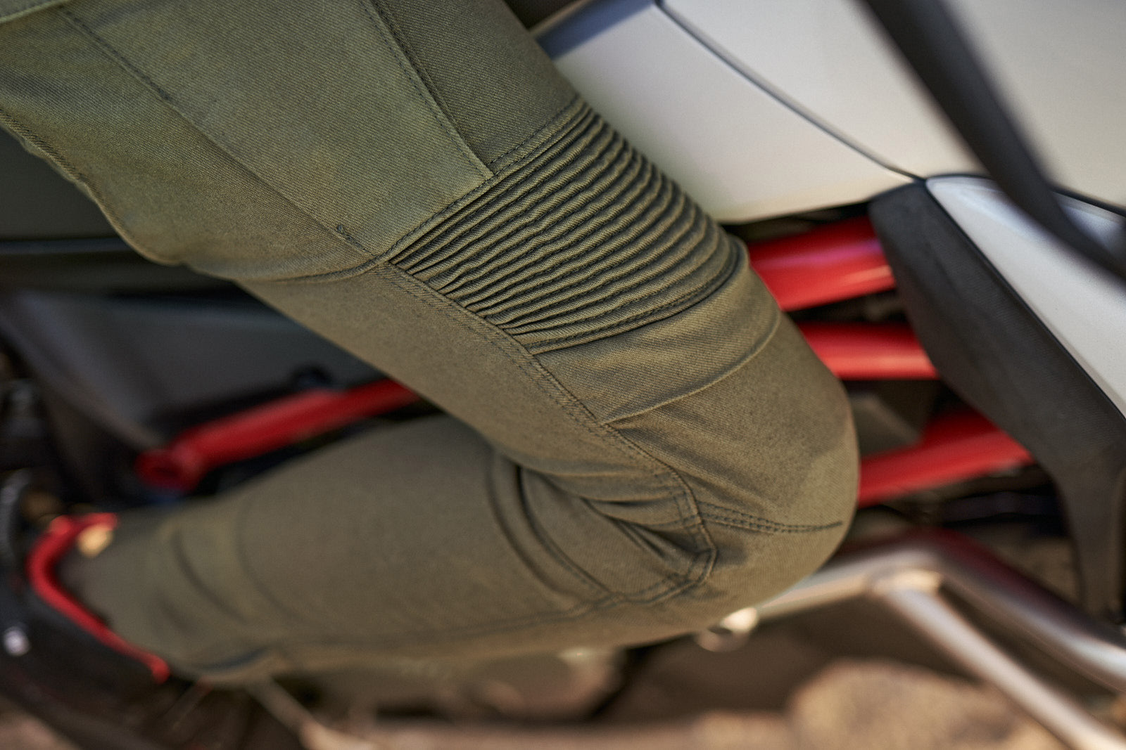 A close up of the knee of Khaki green women&#39;s motorcycle cargo pants GIRO from shima
